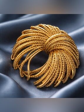 MONET signed vintage gold tone designer brooch